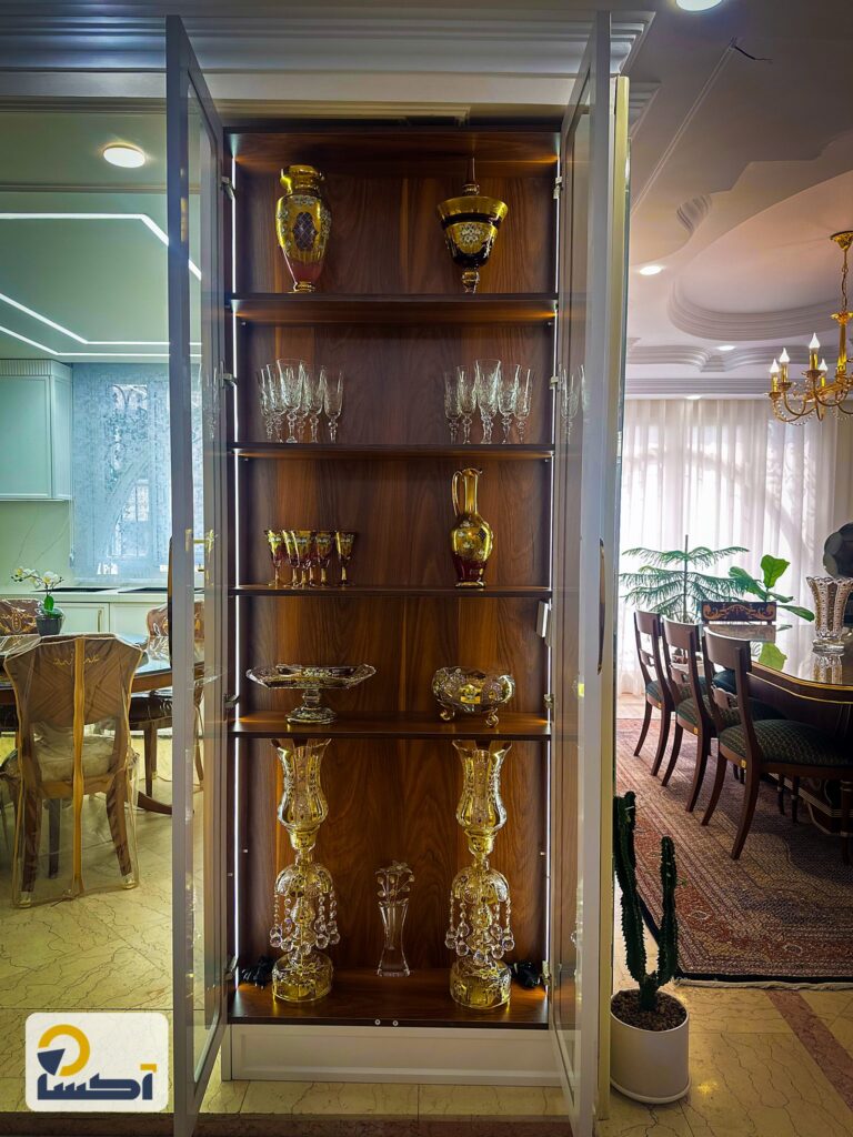 ویترین شیشهای با داخل چوب گردو