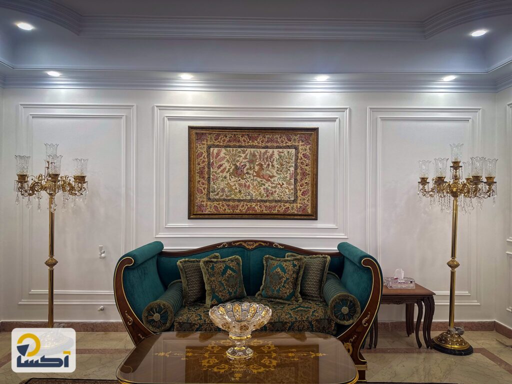 ابزارکاری کلاسیک دیوار پذیرایی با آباژور طلایی