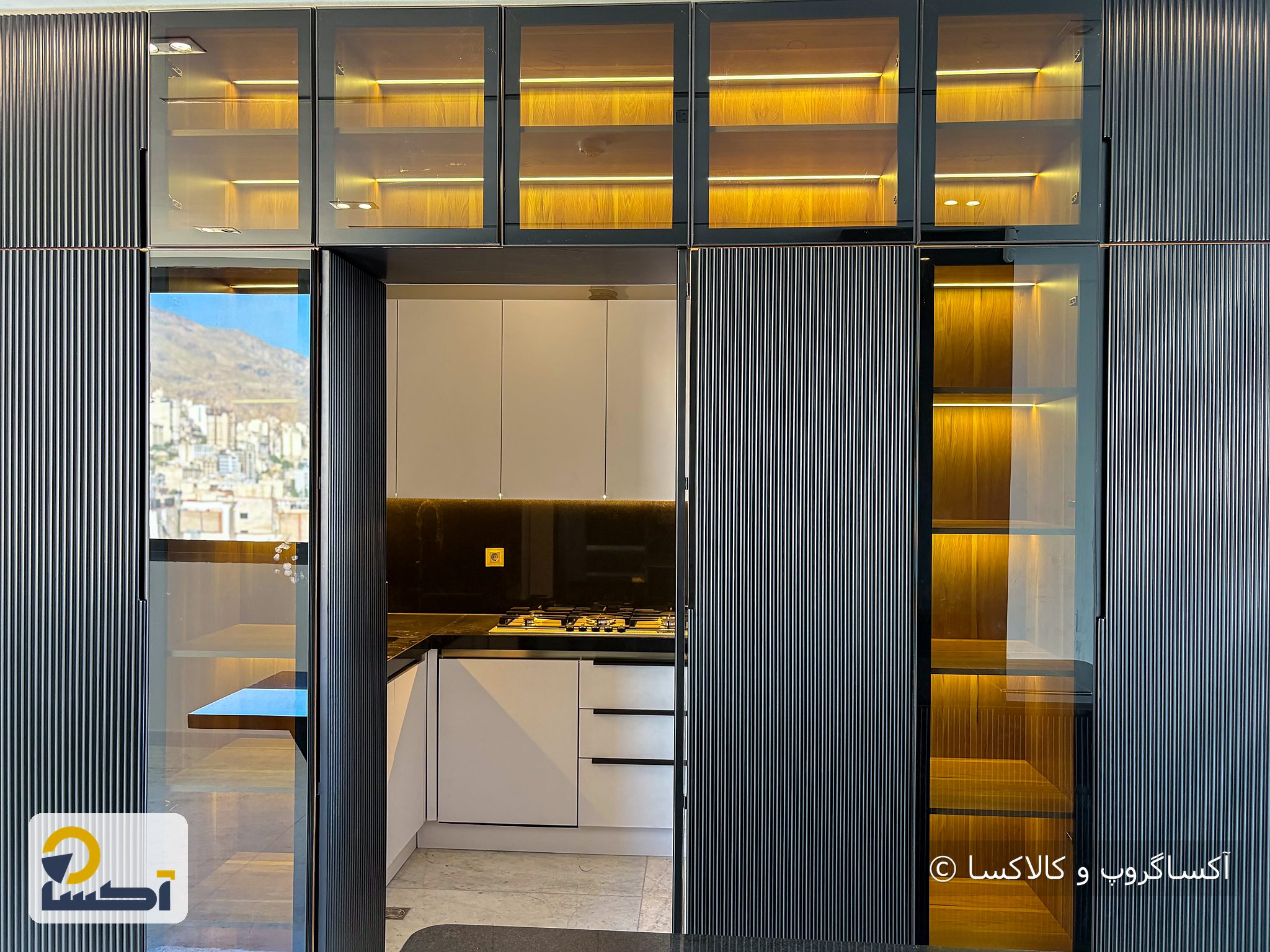 دیوار کابینت با کابینت‌های شیشه‌ای نوردار