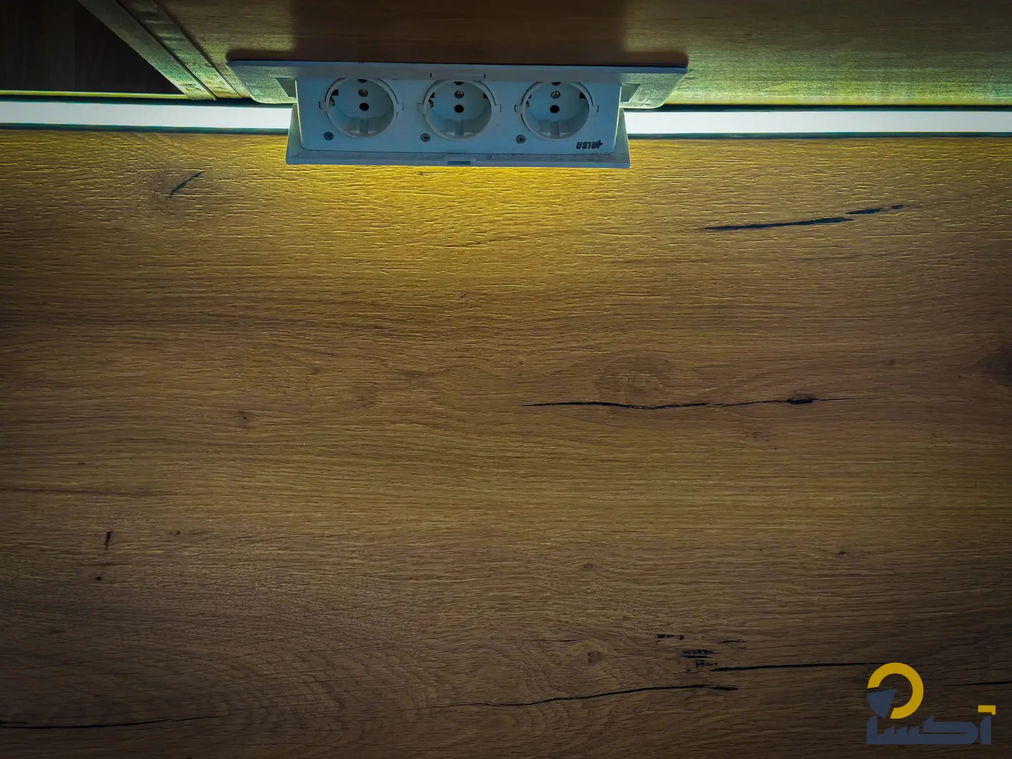 نور زیر کابینت و پریز روی سطح بین کابینتی طرح چوب