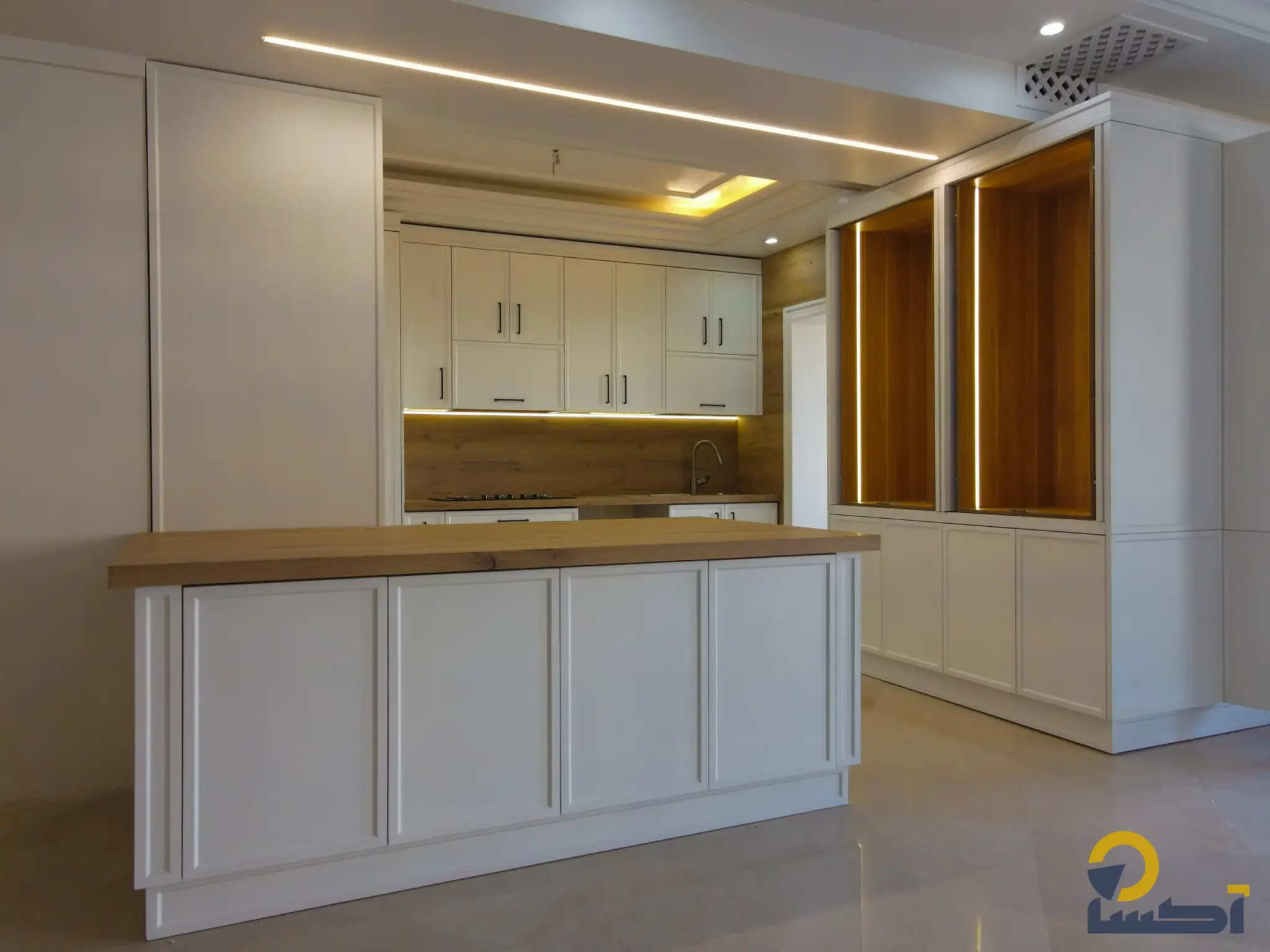 کابینت نئوکلاسیک سفید خامهای و جزیره پروژه آرین در اندرزگو تهران